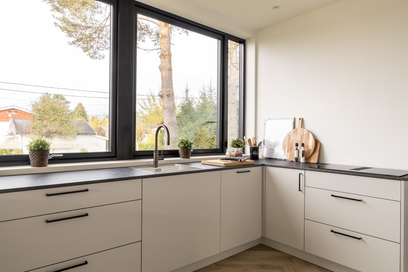 Av integrerte hvitevarer er det kjøleskap, fryser, oppvaskmaskin, vinskap og kombiovn (ovn+mikro). Galleribilde