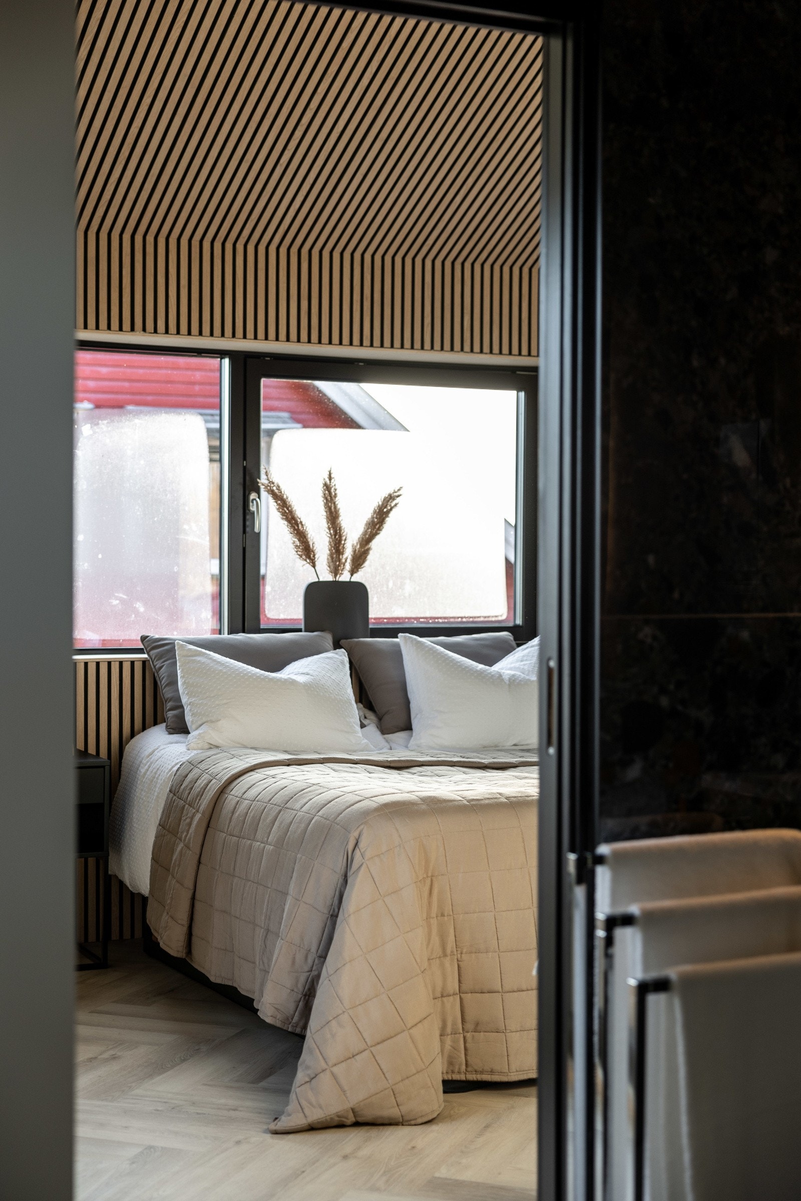 Direkte tilkomst fra bad til hovedsoverom. Galleribilde