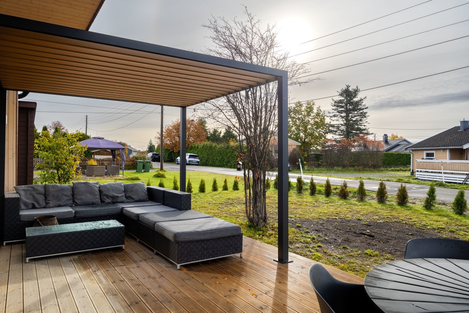 Solrik hjørnetomt med store uteplasser og hage. Galleribilde