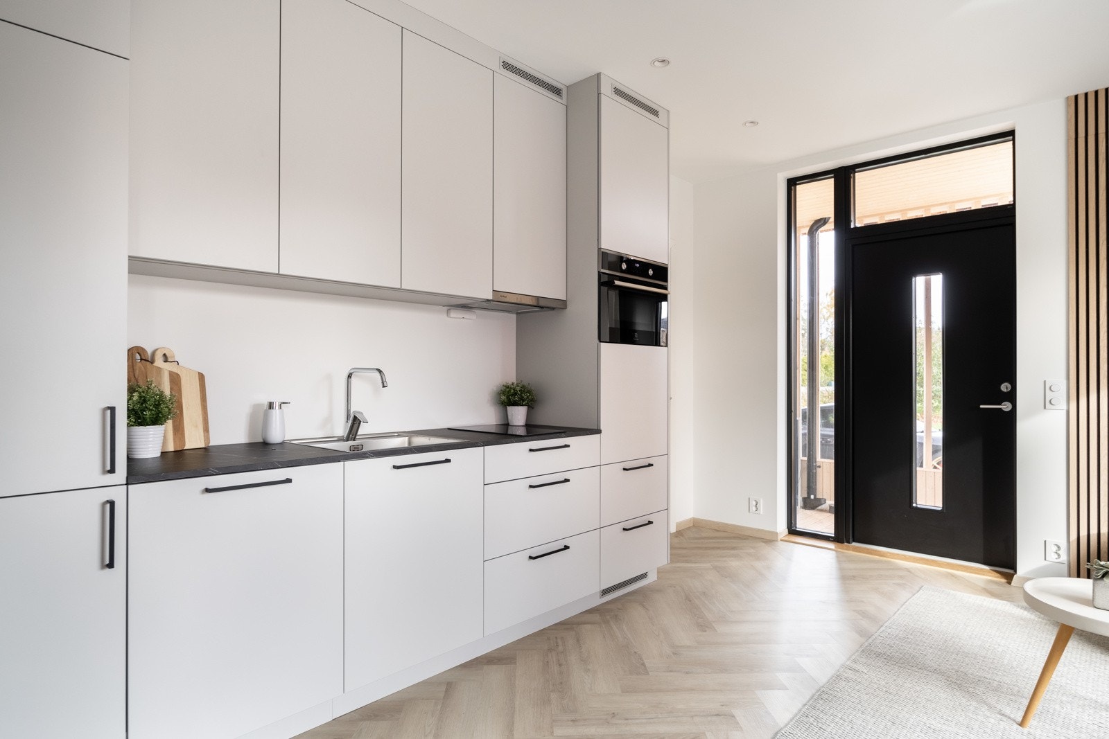 Egen inngang til hybel med stue/kjøkken, sovealkove og bad. Galleribilde