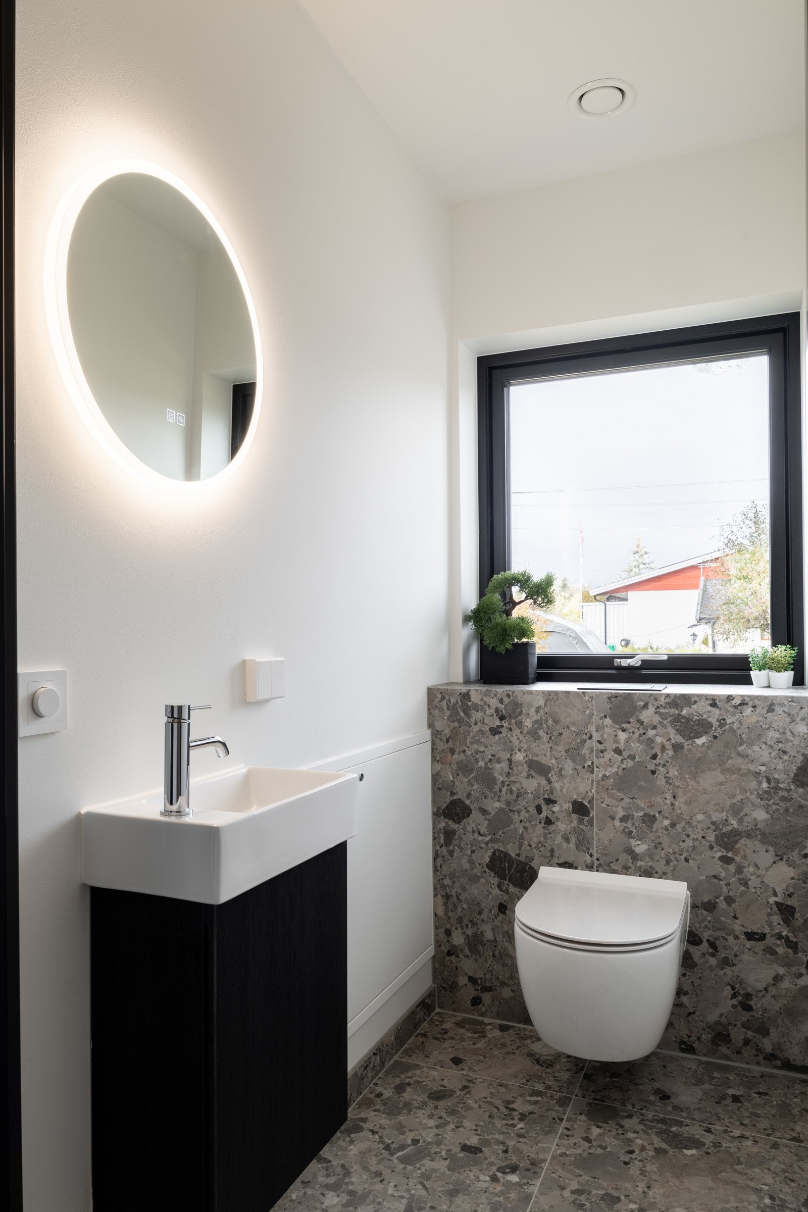 Toalettrom i 1. etasje ved gang. Galleribilde