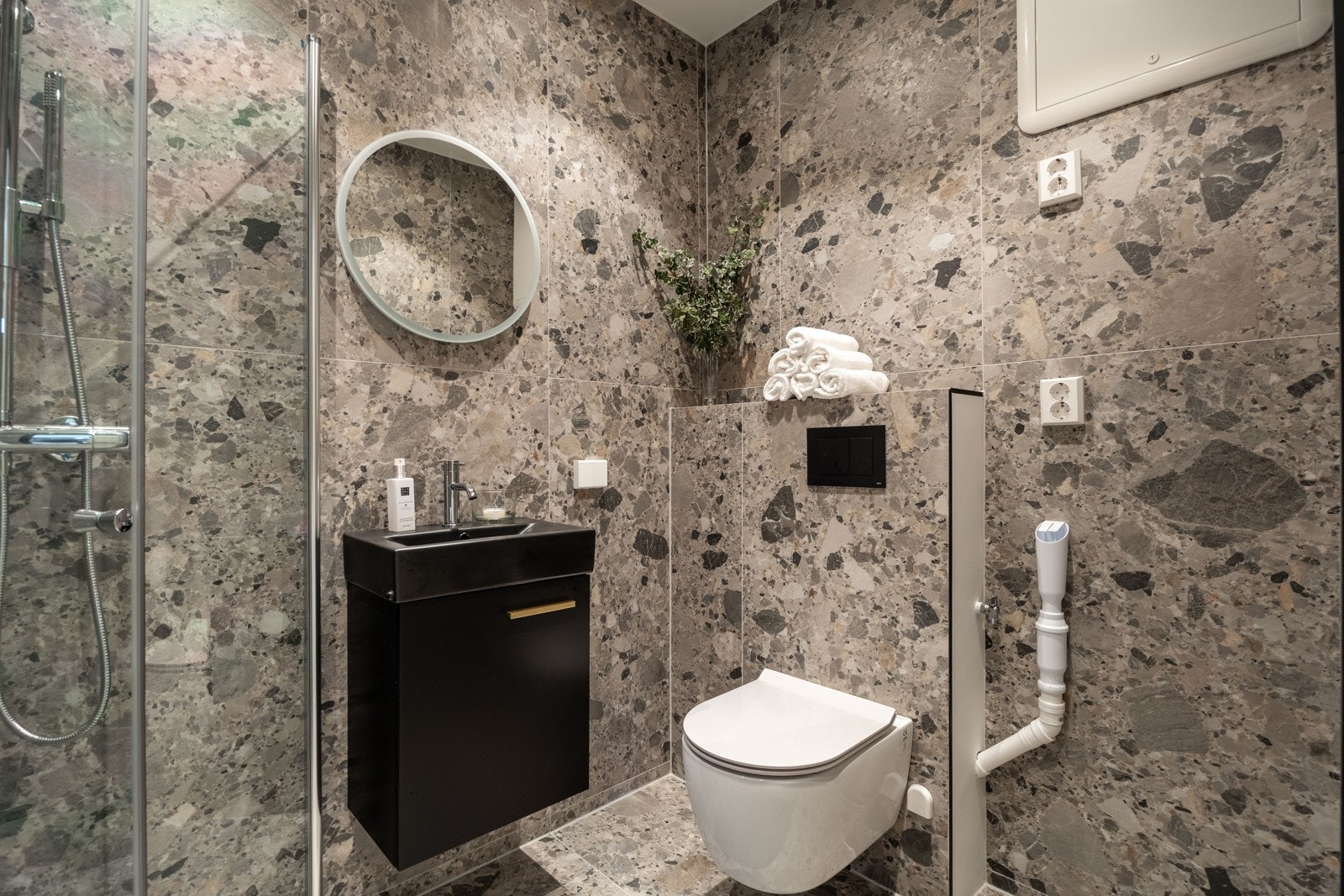 Pent flislagt baderom med opplegg for vaskemaskin. Galleribilde