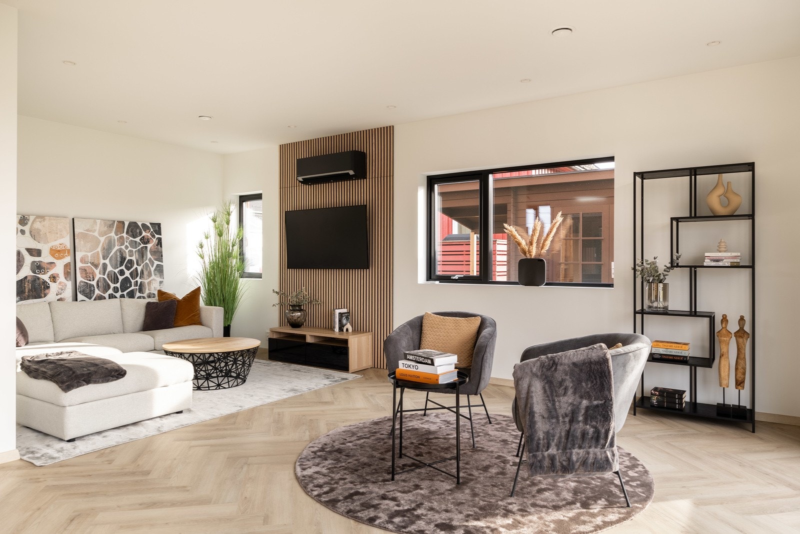 Boligen har store vindusflater som slipper inn rikelig med lys. Galleribilde