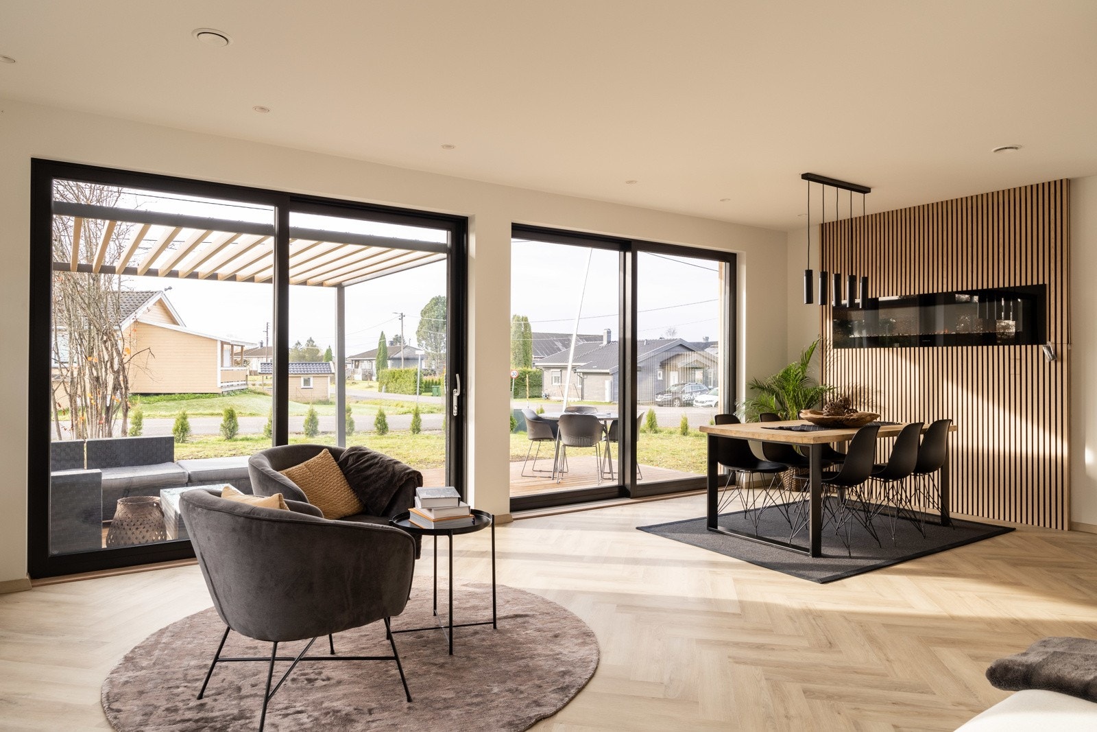 Høy standard både utvendig og innvending. Vannbåren gulvvarme i alle rom. Galleribilde