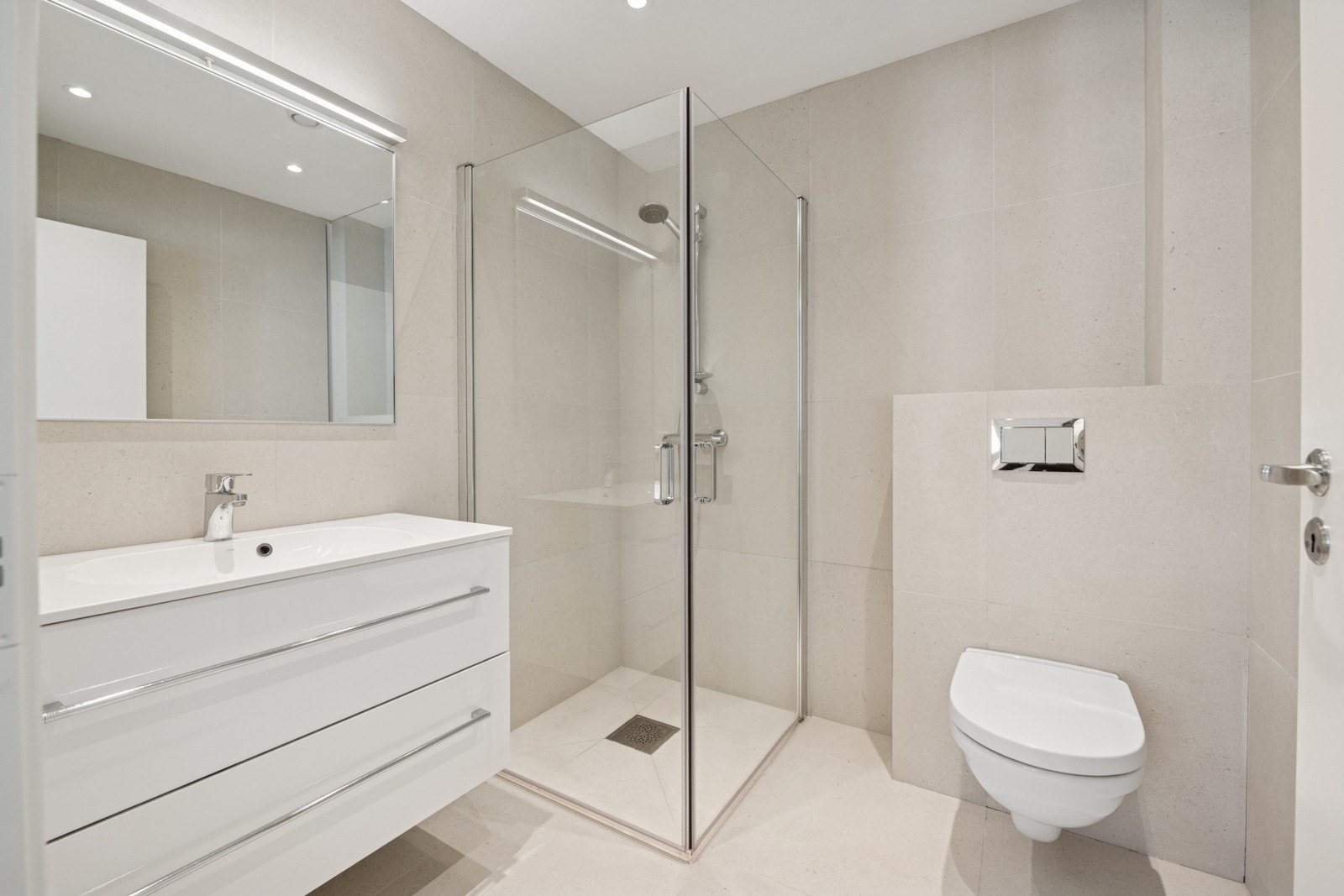 Badet kombinerer lyse fliser, god belysning og smakfull innredning som gir en behagelig spa-følelse hjemme. Galleribilde