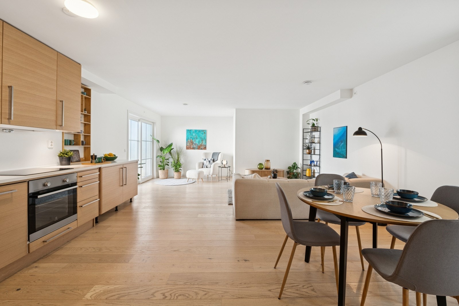 Spiseområdet er smart plassert i forlengelse av kjøkkenet, med plass til både hverdagsbruk og selskapeligheter. Galleribilde