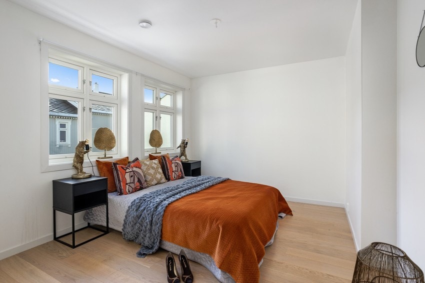 Hovedsoverommet har to vinduer som gir godt med naturlig lys og mulighet for effektiv gjennomlufting. Galleribilde