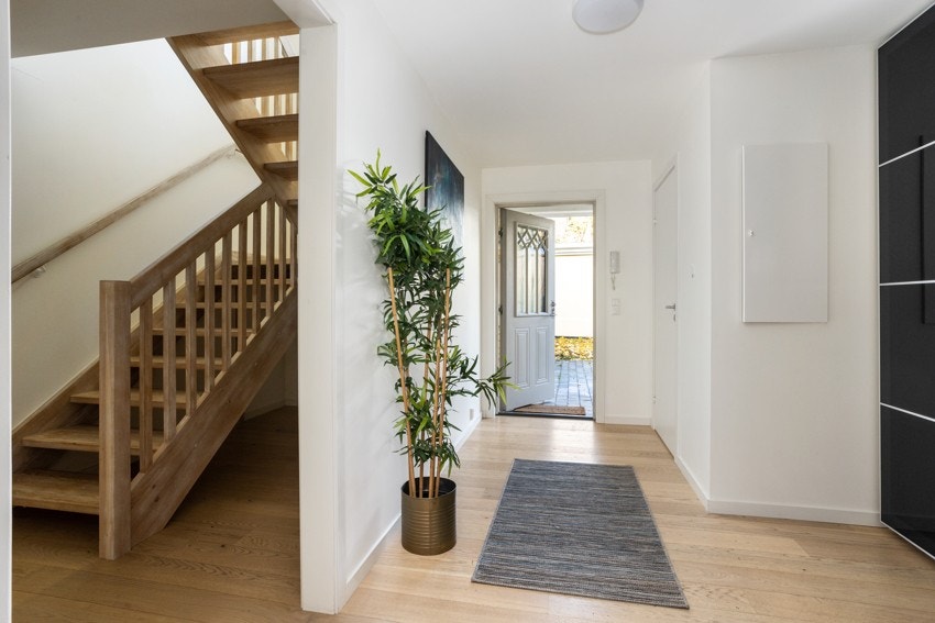 Trappen er godt integrert i boligens helhetlige stil, med materialvalg som matcher resten av interiøret. Galleribilde