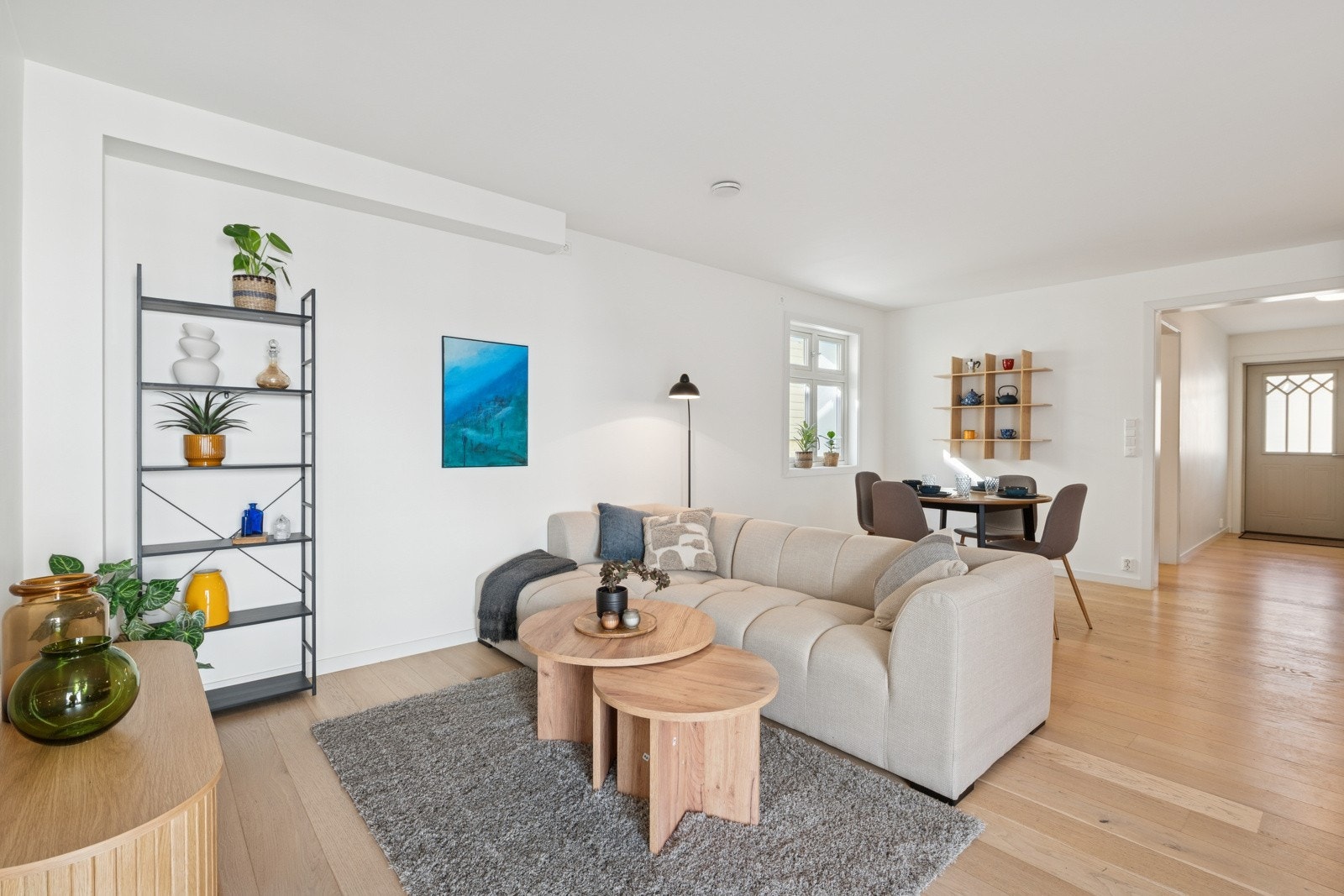 Laminert parkett, varme trematerialer og gjennomtenkt interiørvalg gir rommet en lun og moderne følelse. Galleribilde