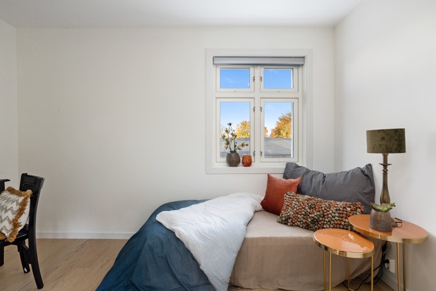 Lyst og trivelig soverom med god plass til seng, oppbevaring og arbeidsplass. Perfekt som barnerom, ungdomsrom eller gjesterom. Galleribilde