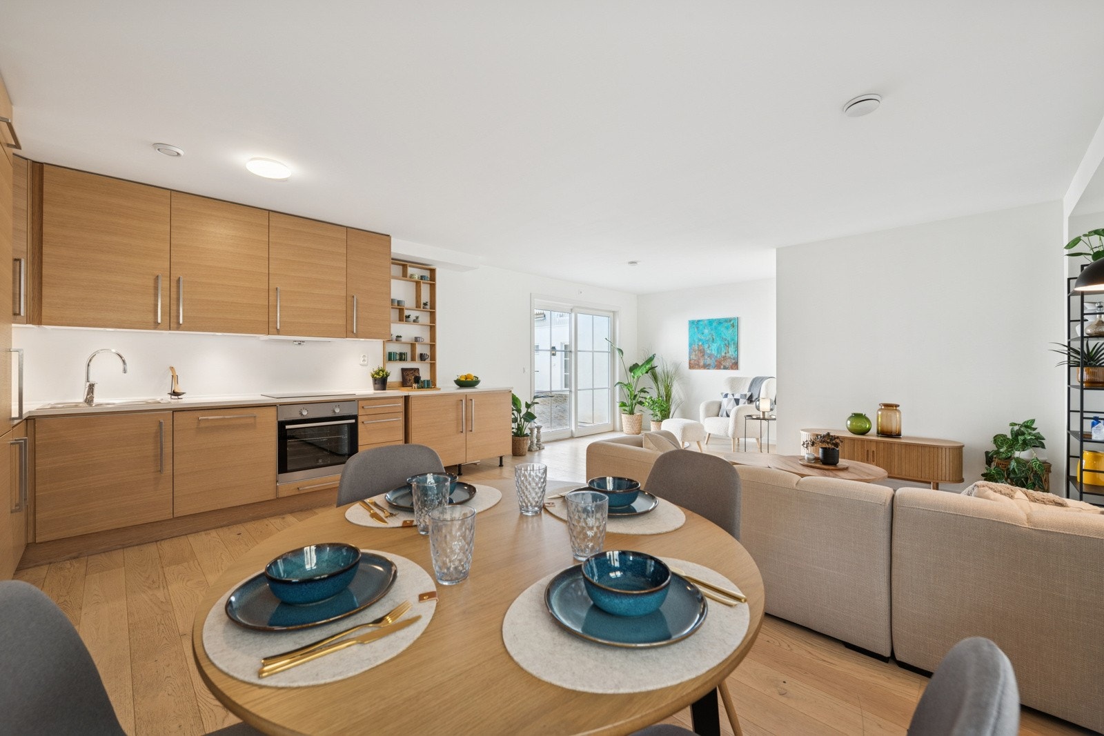 Emilie Fredriksen og Edvard Mortensen ønsker velkommen til Fagerlia 22! Galleribilde