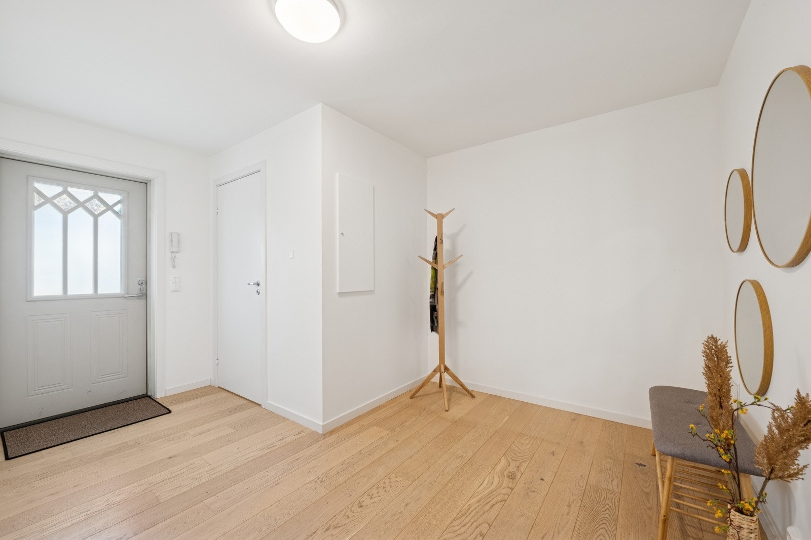 God plass til både oppbevaring og velkomst, med stilrene overflater og gjennomtenkt planløsning. Galleribilde