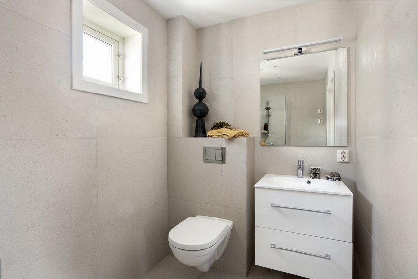 Moderne baderom med rene linjer og praktisk innredning. Her er det både estetikk og funksjon i fokus. Galleribilde