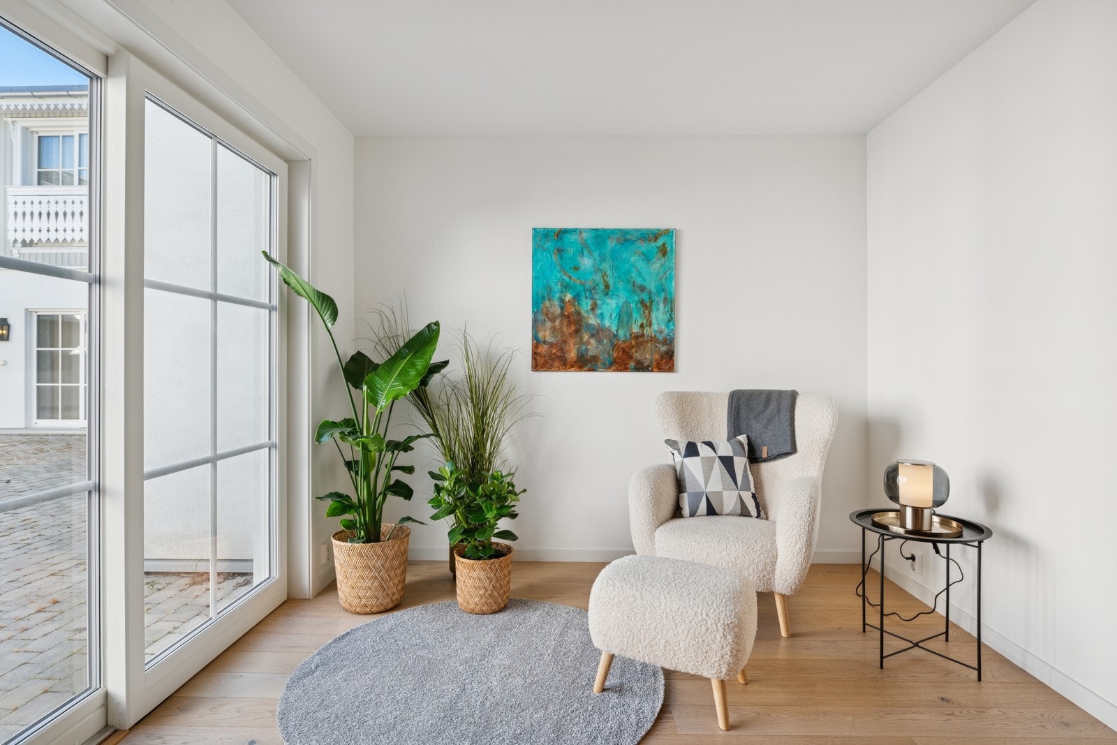 Store glassdører gir en sømløs forbindelse mellom inne- og uterom, og slipper inn rikelig med naturlig lys. Galleribilde