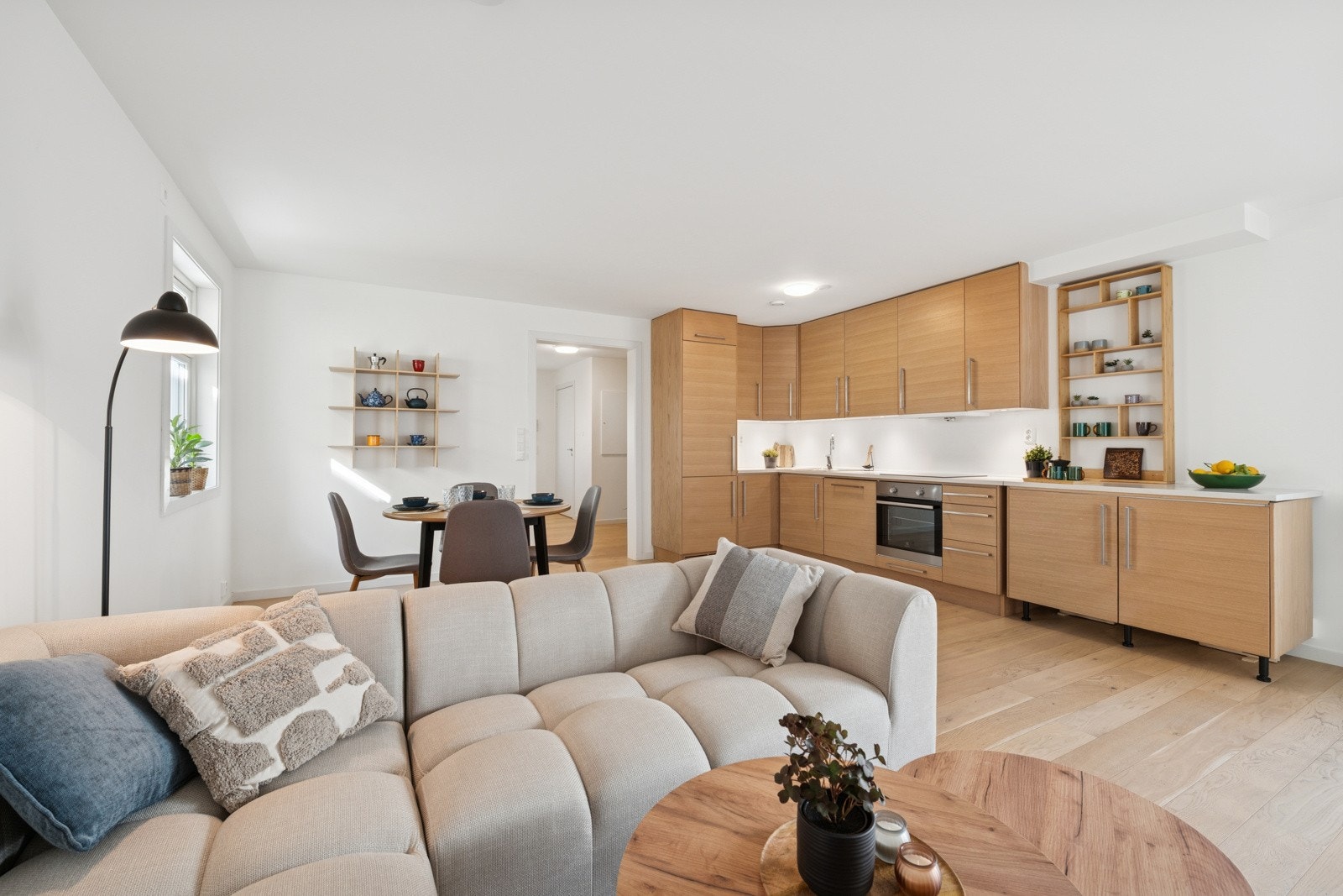 Rommet gir gode møbleringsmuligheter og er perfekt for både rolige kvelder og sosiale sammenkomster. Galleribilde