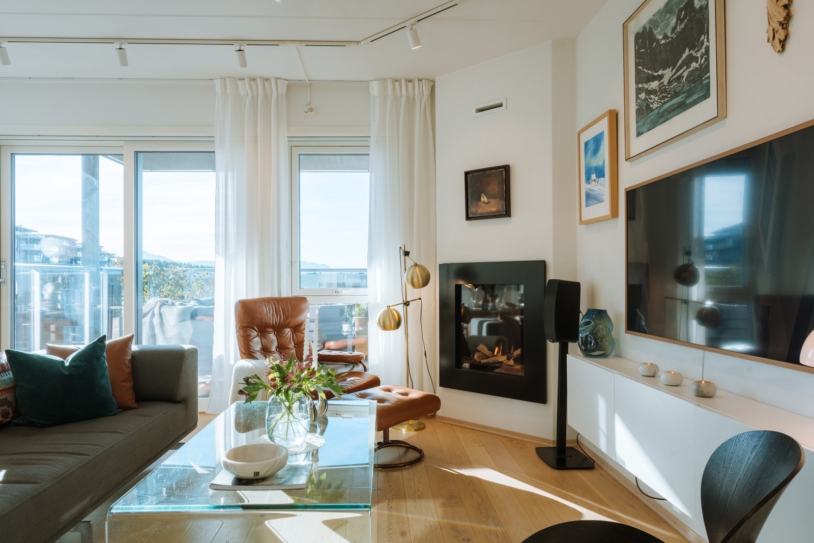 Rikelig med plass for sofagruppe, spisebord og annen innredning, og byr på særdeles gode lysforhold fra de mange vindusflatene.