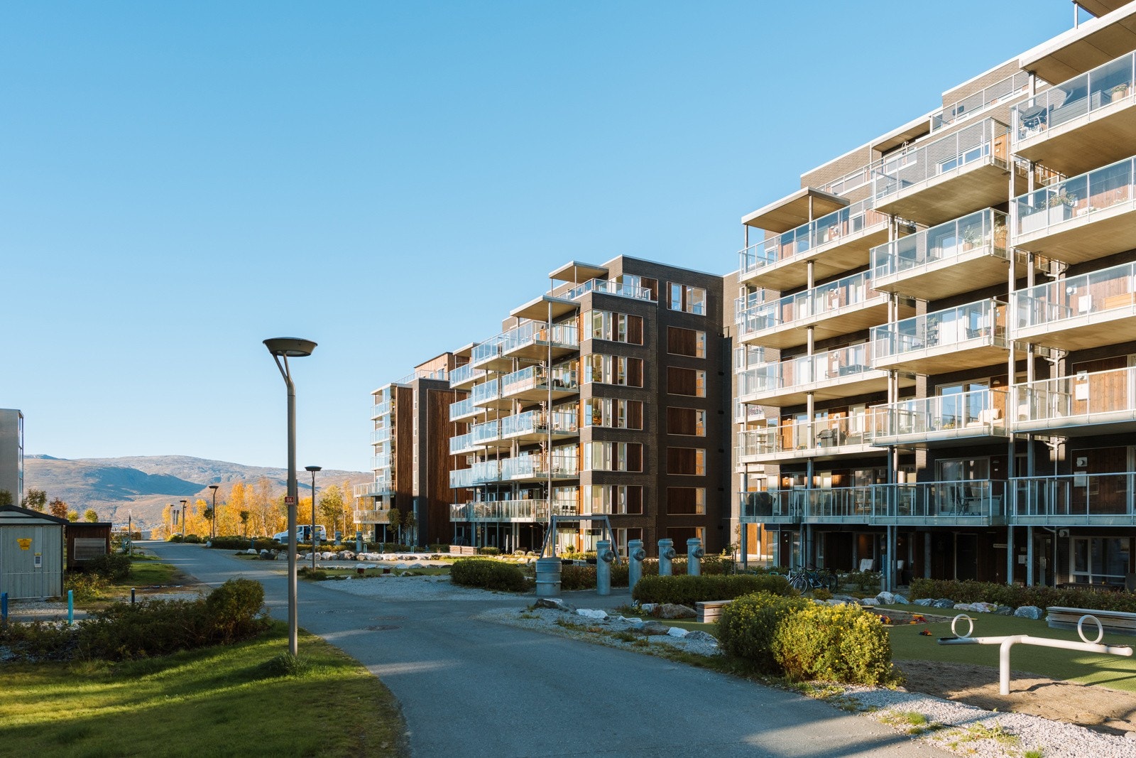 Workinntoppen er pent opparbeidet med asfalterte internveier og to gapahuk med grillplasser. Området har flotte felles uteområder med gode solforhold.