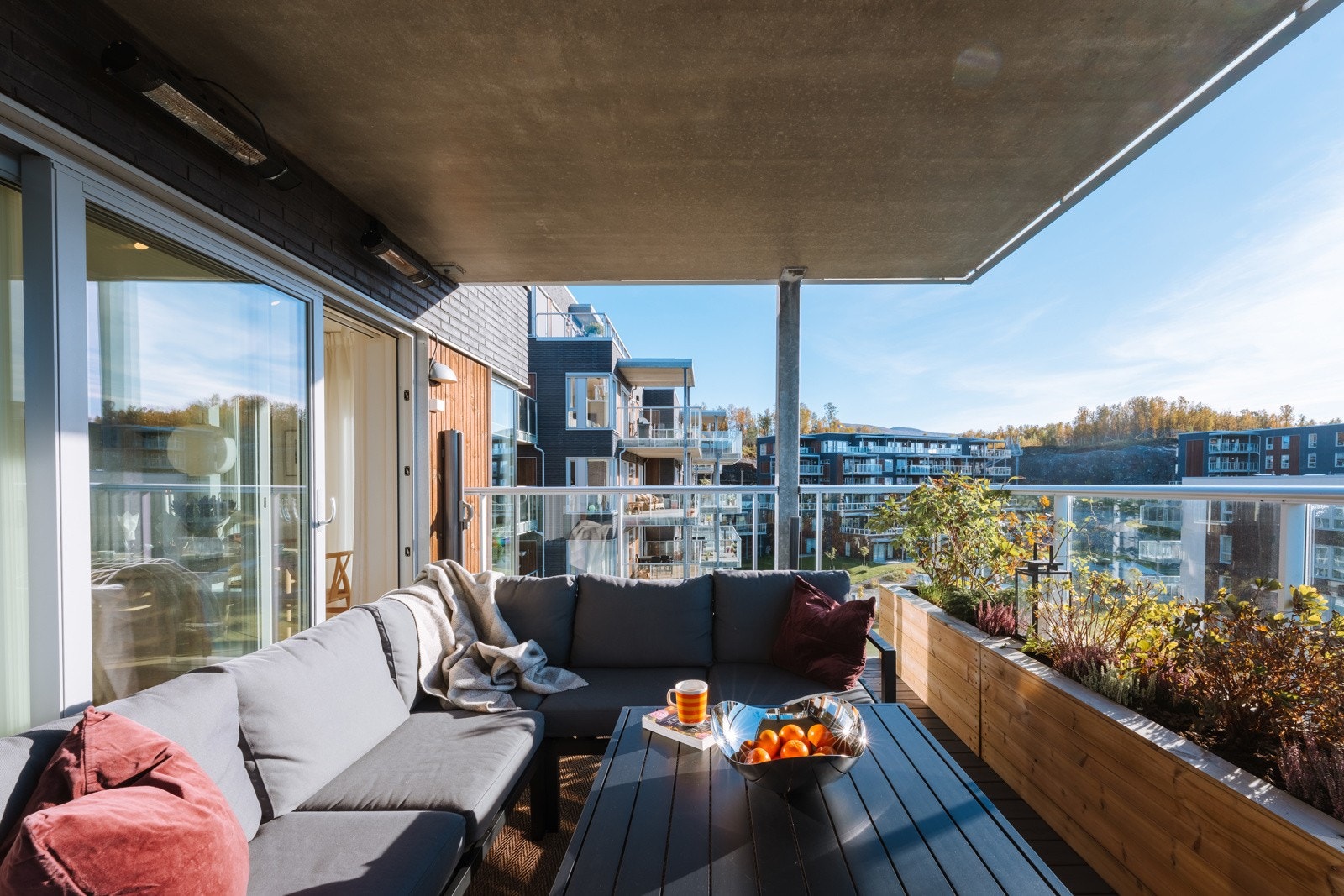 Her nyter du fantastiske solforhold. Overbygget gjør verandaen svært bruksvennlig.