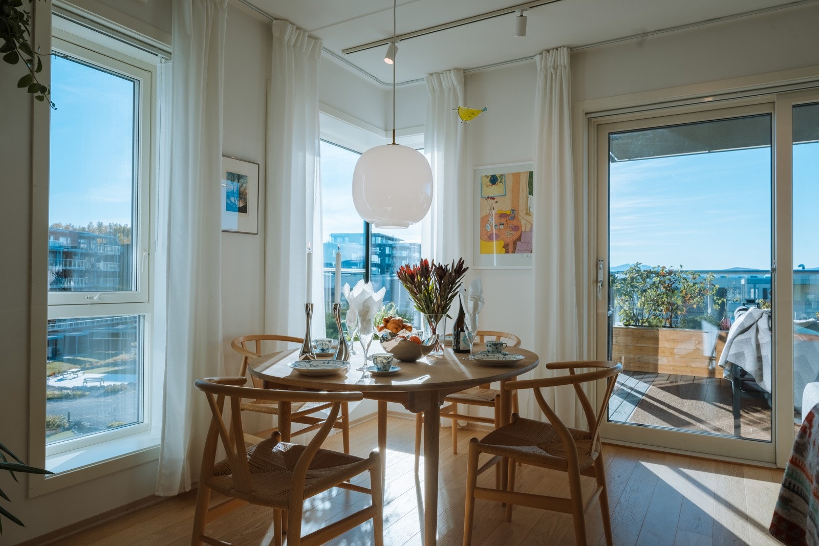 Stuen er hjemmets naturlige samlingspunkt, med plass til både hverdag og fest.