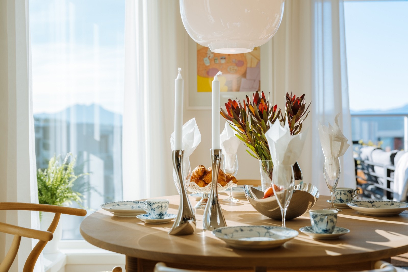 Stuen er også preget av moderne fargevalg og fremstår som stilrent.