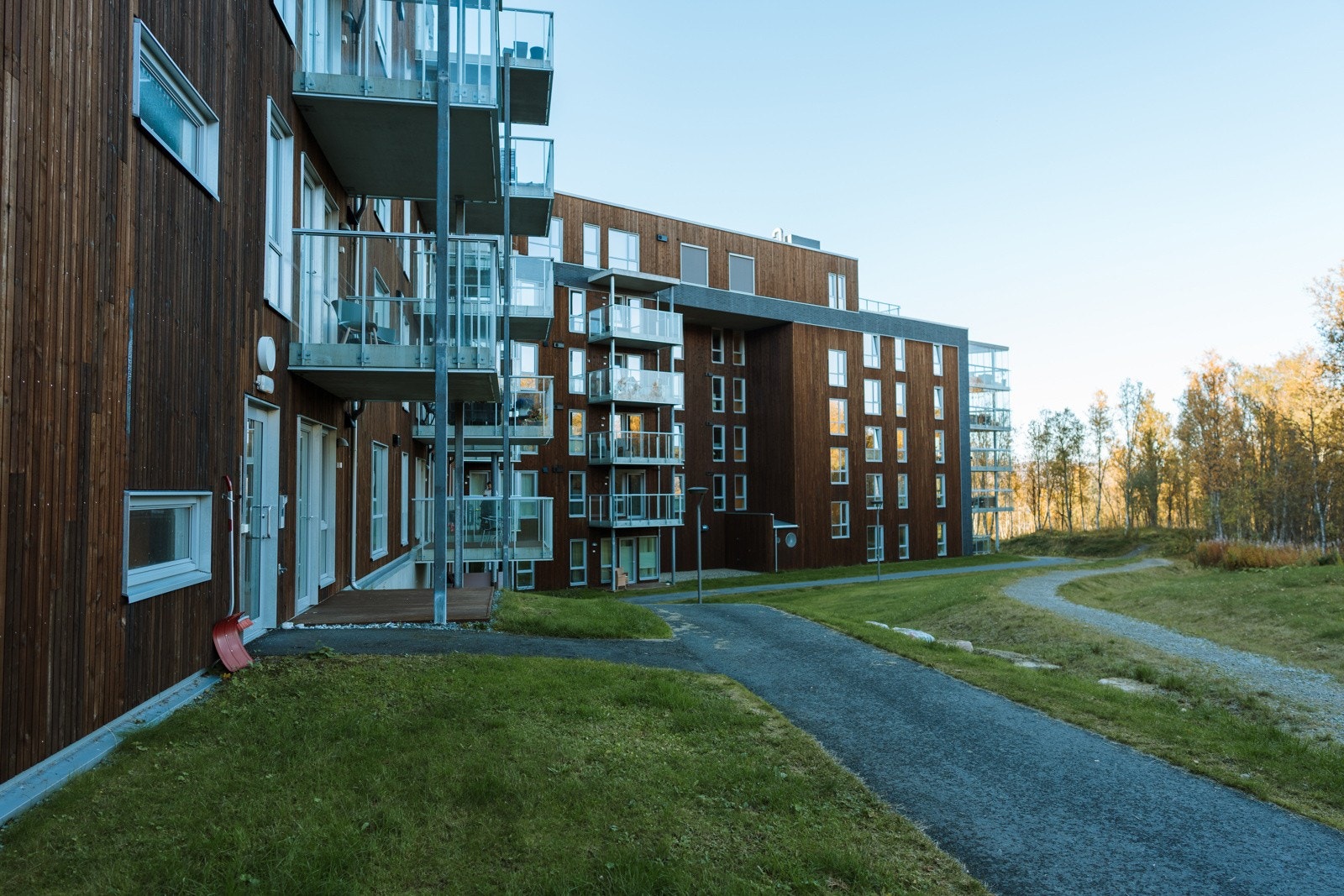 Det er inngang og utgang både i 1. og 3. etasje. Fra 3. etasje kommer du rett ut i skogen, med kort avstand til lysløypa.