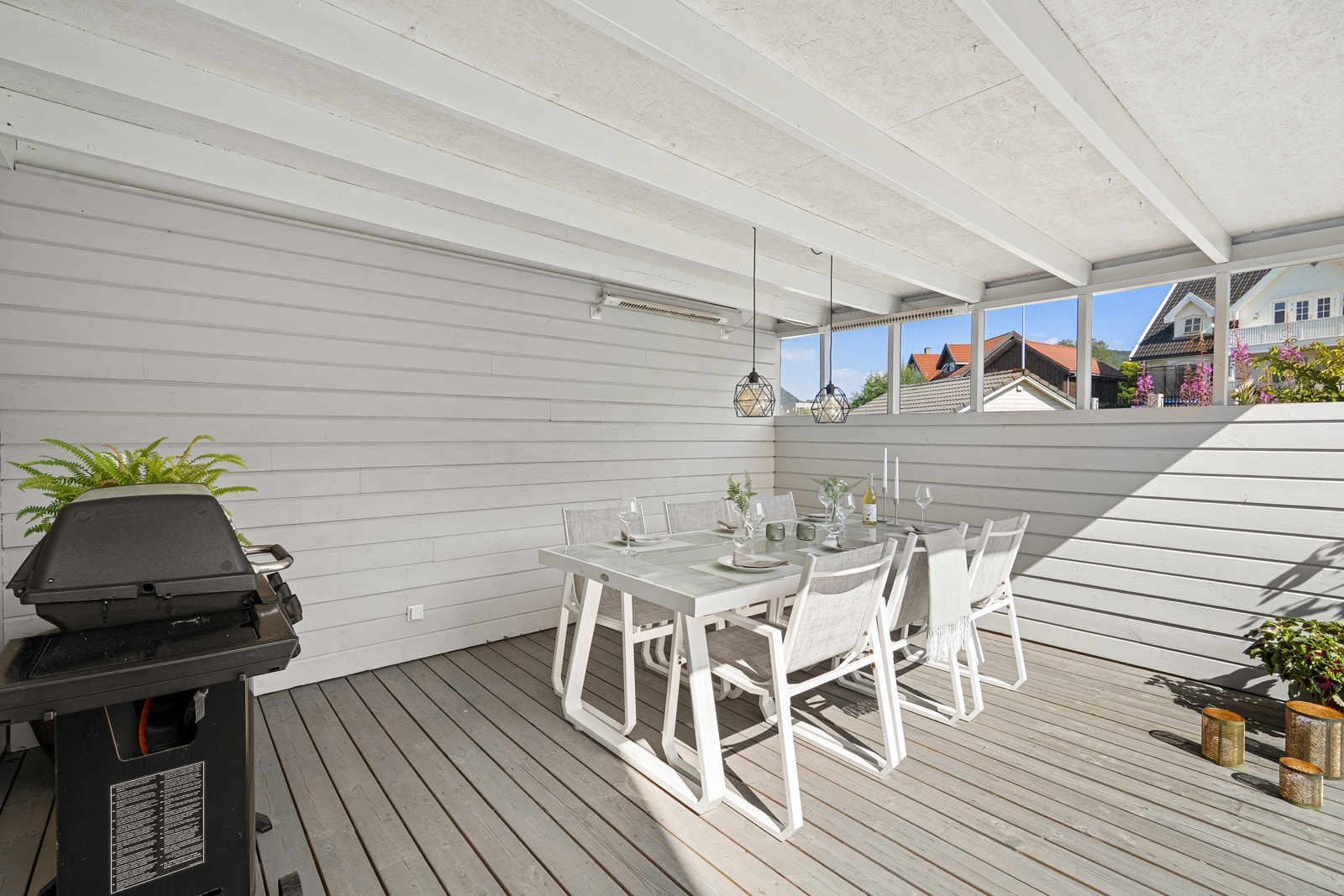 Fra soverommet kan du sige sømløst ut til terrassen på 42 kvadratmeter. Galleribilde