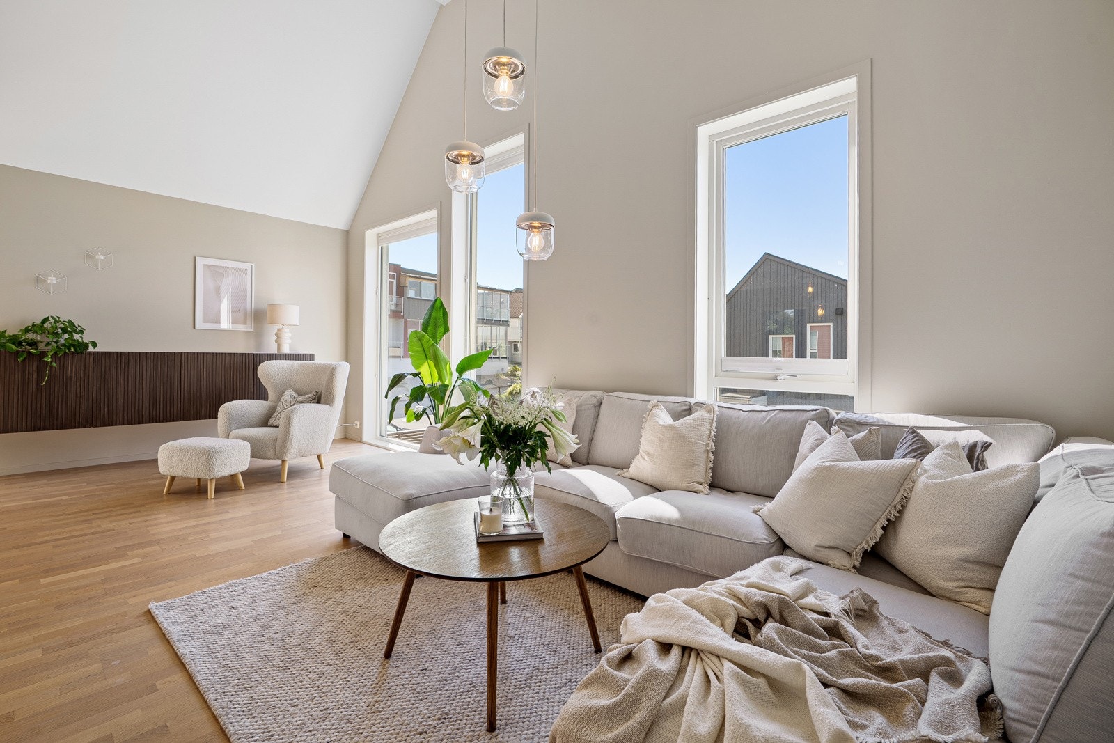 Du vil fort legge merke til den generøse takhøyden og de store vindusflatene som slipper inn rikelig med naturlig lys. Galleribilde