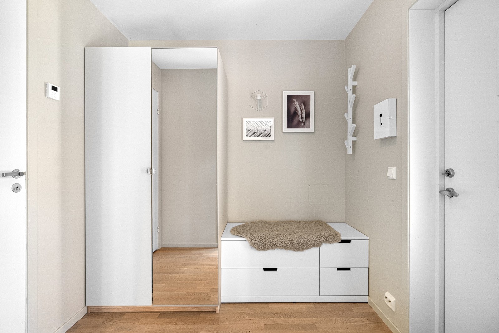 Ved entreen har du en praktisk gang med dør inn til bad og kjøkken. Galleribilde