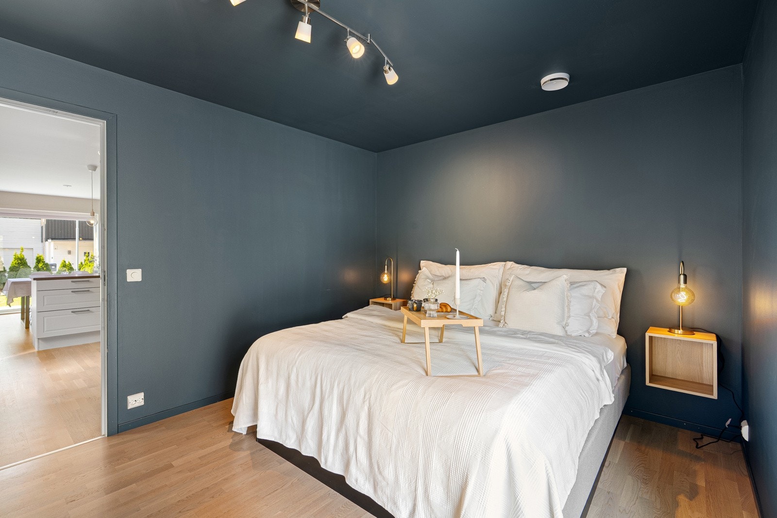 Hovedsoverommet er stort og romslig med plass til dobbeltseng, nattbord og garderobeinnredning. Galleribilde