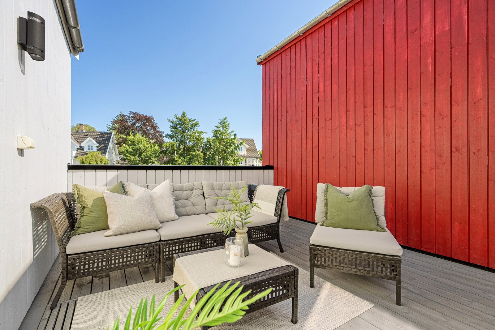Her har du god plass til ønsket utemøblement, blomster og beplantning. Galleribilde