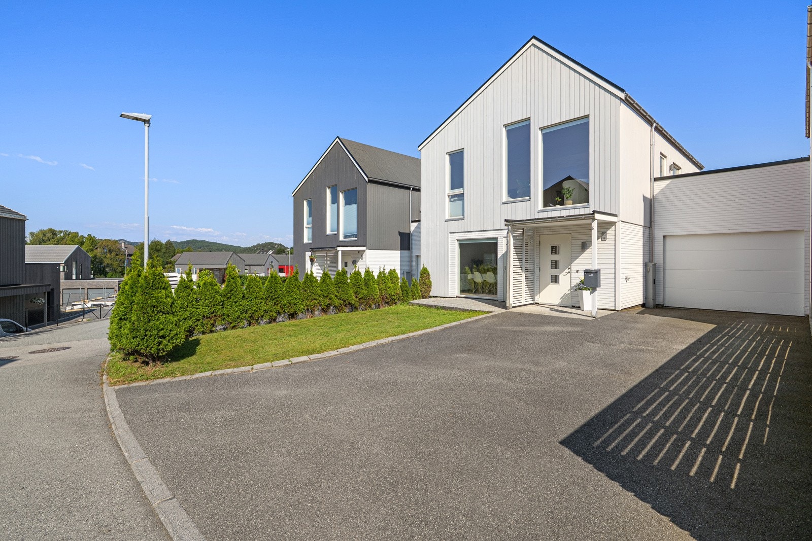 Bilen parkeres i garasjen eller på biloppstillingsplassen i gårdsrom. Galleribilde