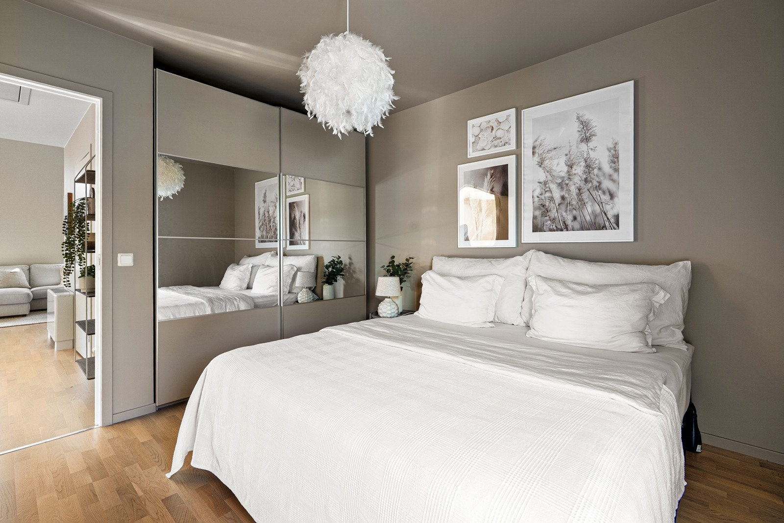 Det er god plass til ønsket sengestørrelse og nattbord. Galleribilde