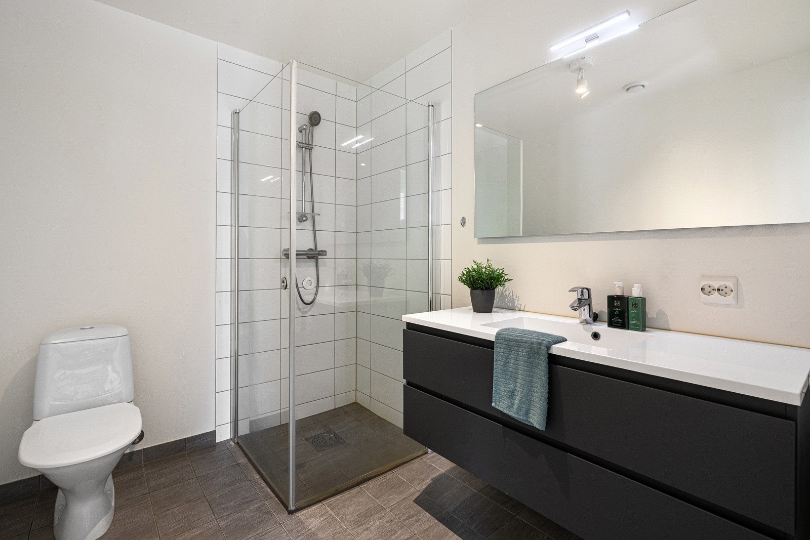 Dette badet er stort og godt med vannbåren varme i gulv. Galleribilde