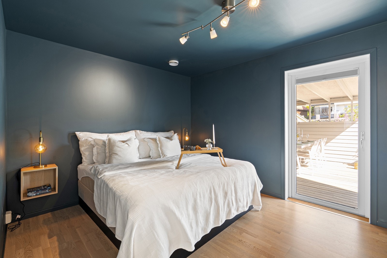 Fra soverommet har du egen utgang til boligens uteområdet. Galleribilde