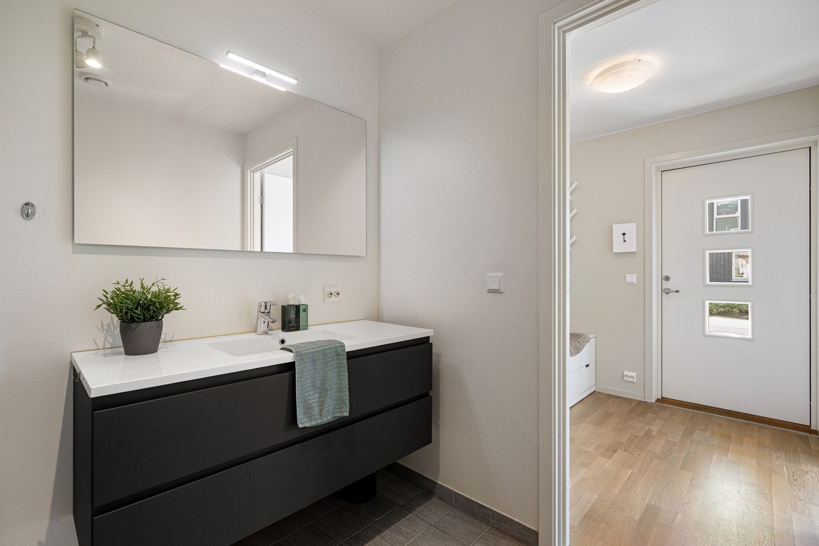 Innredningen består av seksjon med helservant, speil med belysning, gulvstående toalett og dusjhjørne. Galleribilde