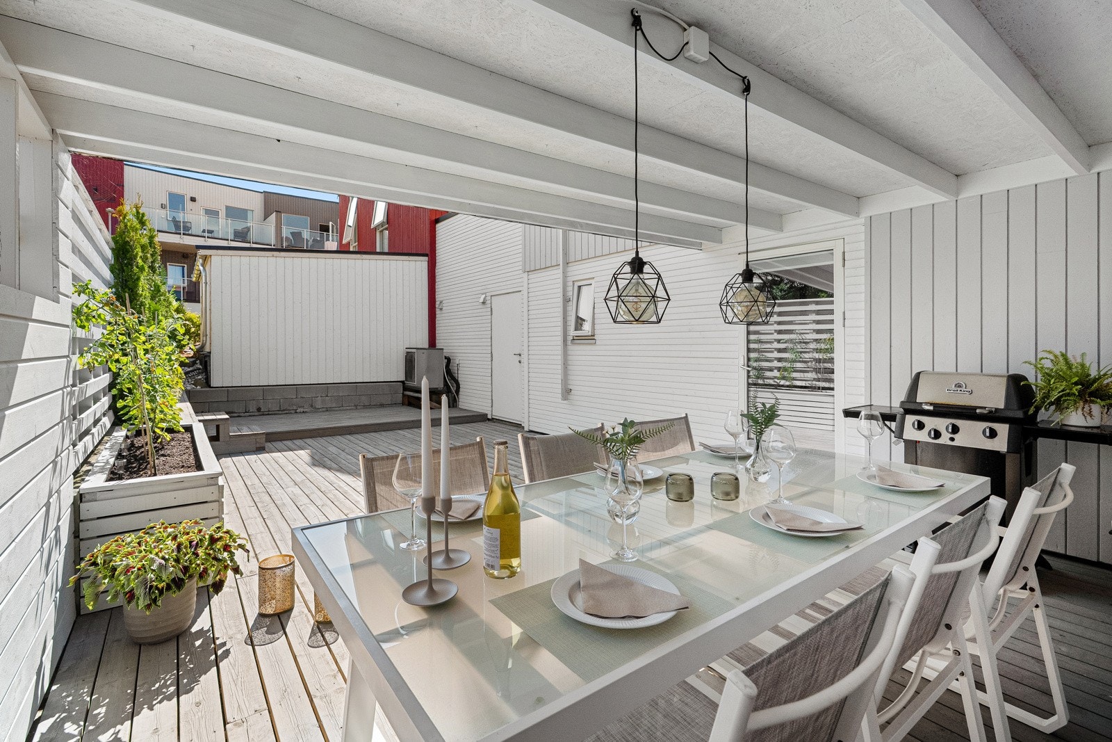 Her innreder du med ønsket utemøblement, spisegruppe, grill, solstoler og annet passende. Galleribilde