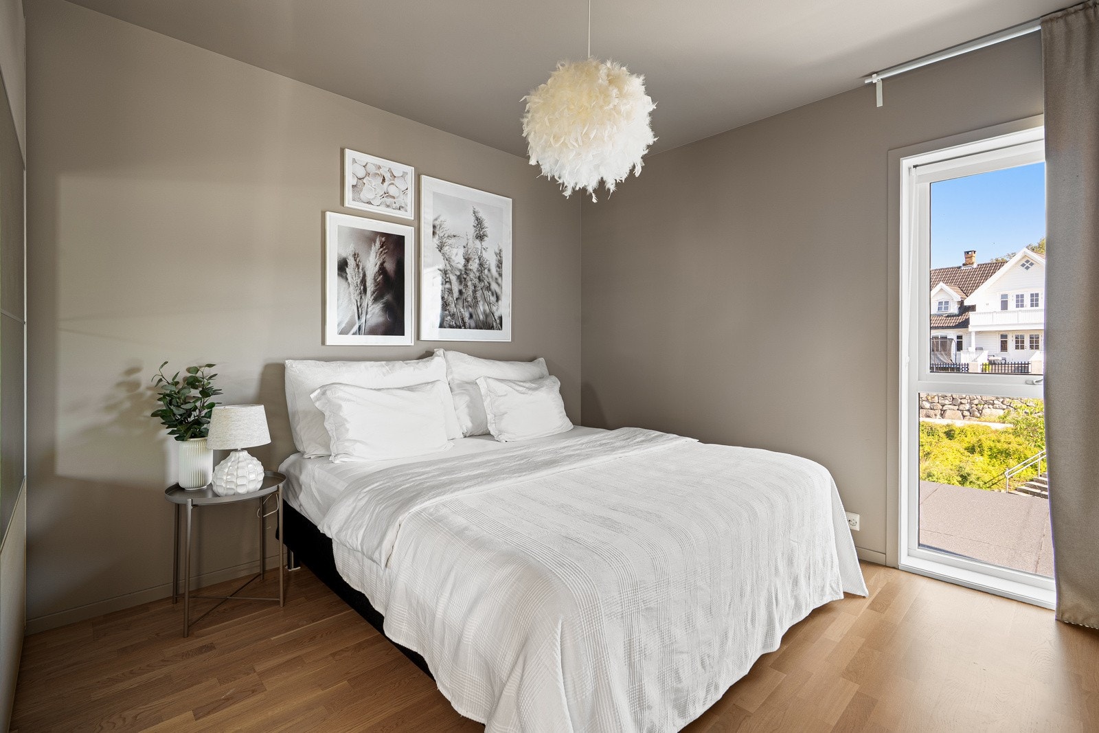 I andre etasje har du to soverom - Dette soverommet er allerede innredet med pax-garderobe med skyvedører. Galleribilde