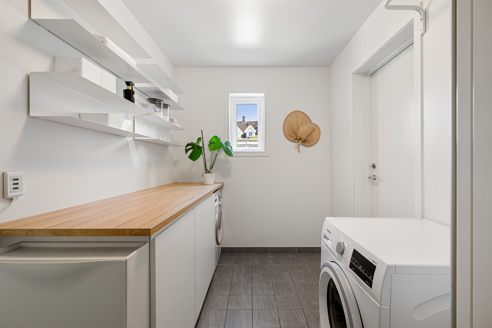 Vaskerommet har fliselagt gulv med vannbåren gulvvarme.Det er utstyrt med opplegg for vaskemaskin og tørketrommel, seksjon med benk og godt med oppbevaringsplass. Galleribilde