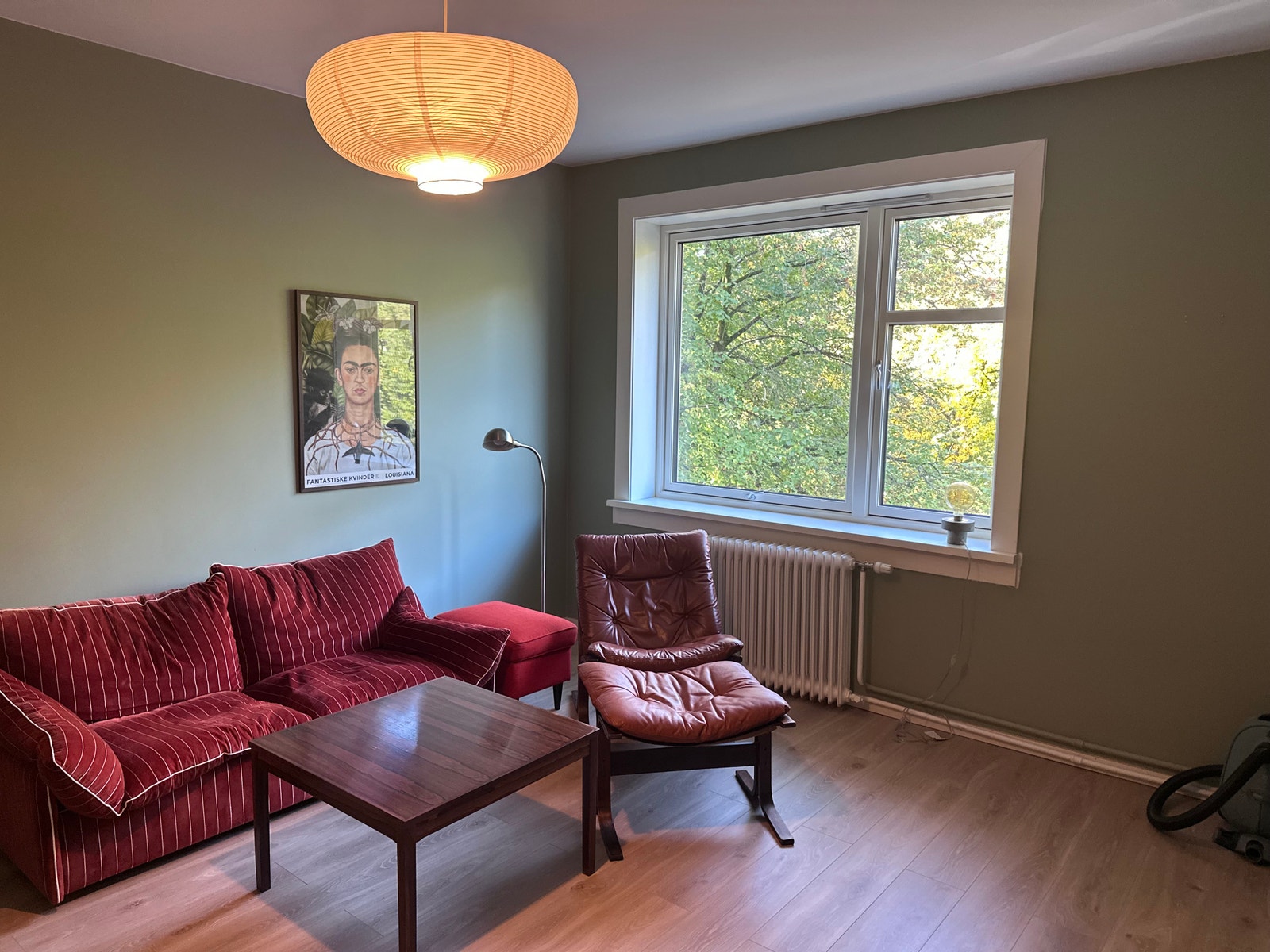 Stor og romslig stue med radiator og gode møbleringsmuligheter. Galleribilde