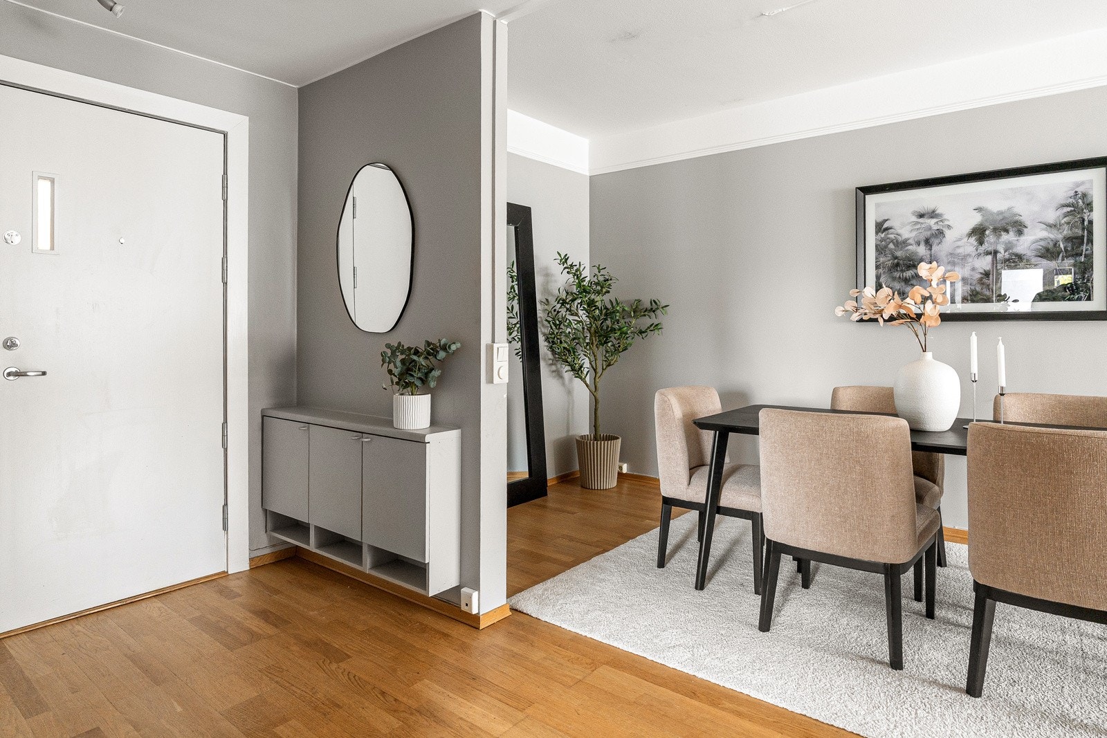 Gangen er malt i en tidsriktig farge og har 3-stavs parkett som er gjennomgående for øvrige rom i leiligheten. Galleribilde