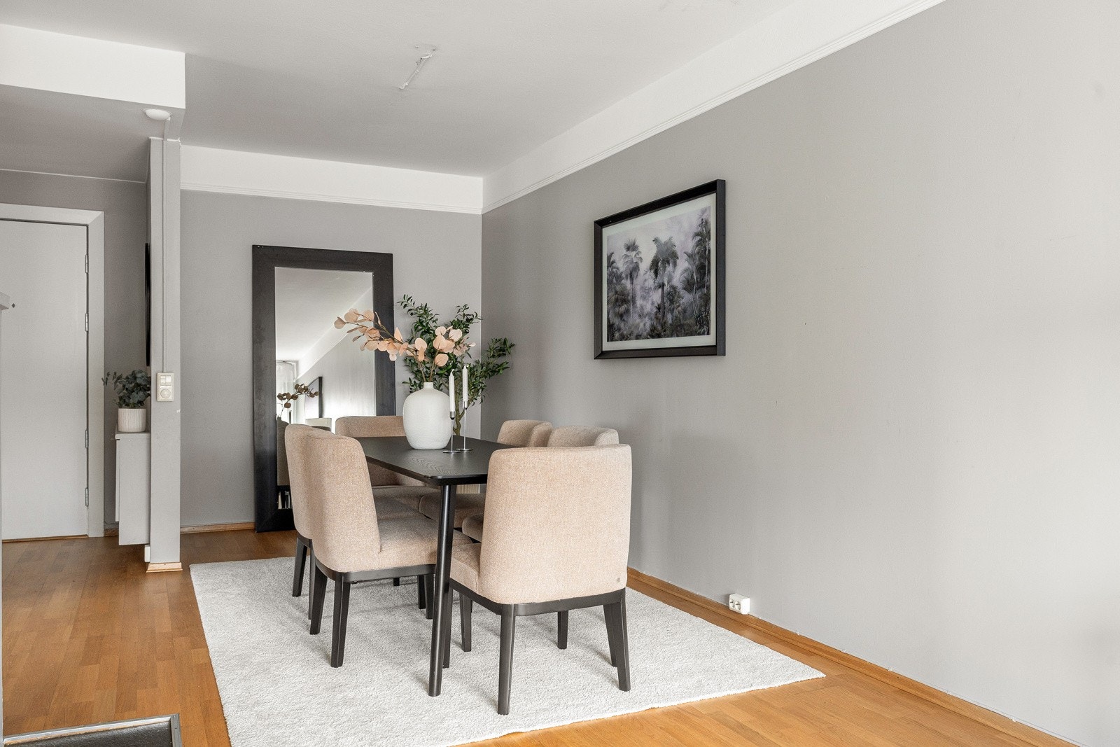 Veggene er glatte og malt i tidsriktige fargetoner, mens gulvet er belagt med 3-stavs parkett som skaper et helhetlig og varmt uttrykk. Galleribilde