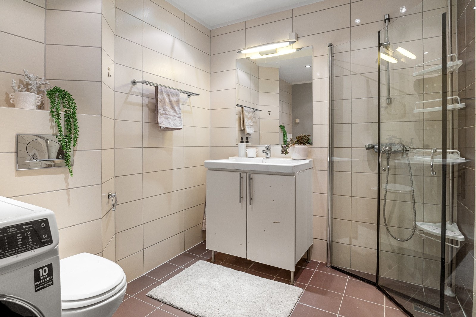 Leiligheten har et flislagt bad fra 2007 med lyse fliser på vegger og gulv med termostatstyrt varme. Galleribilde