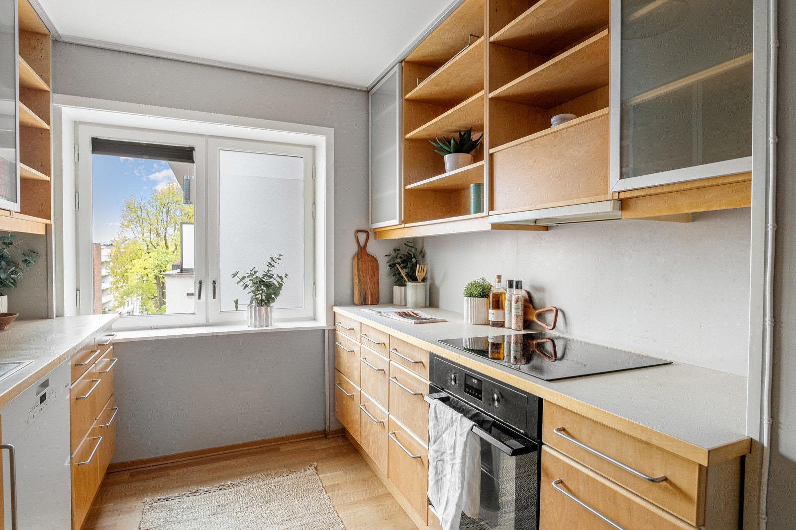 Her får du en lys bolig med luftig planløsning, store vinduer og en god romfølelse. Galleribilde