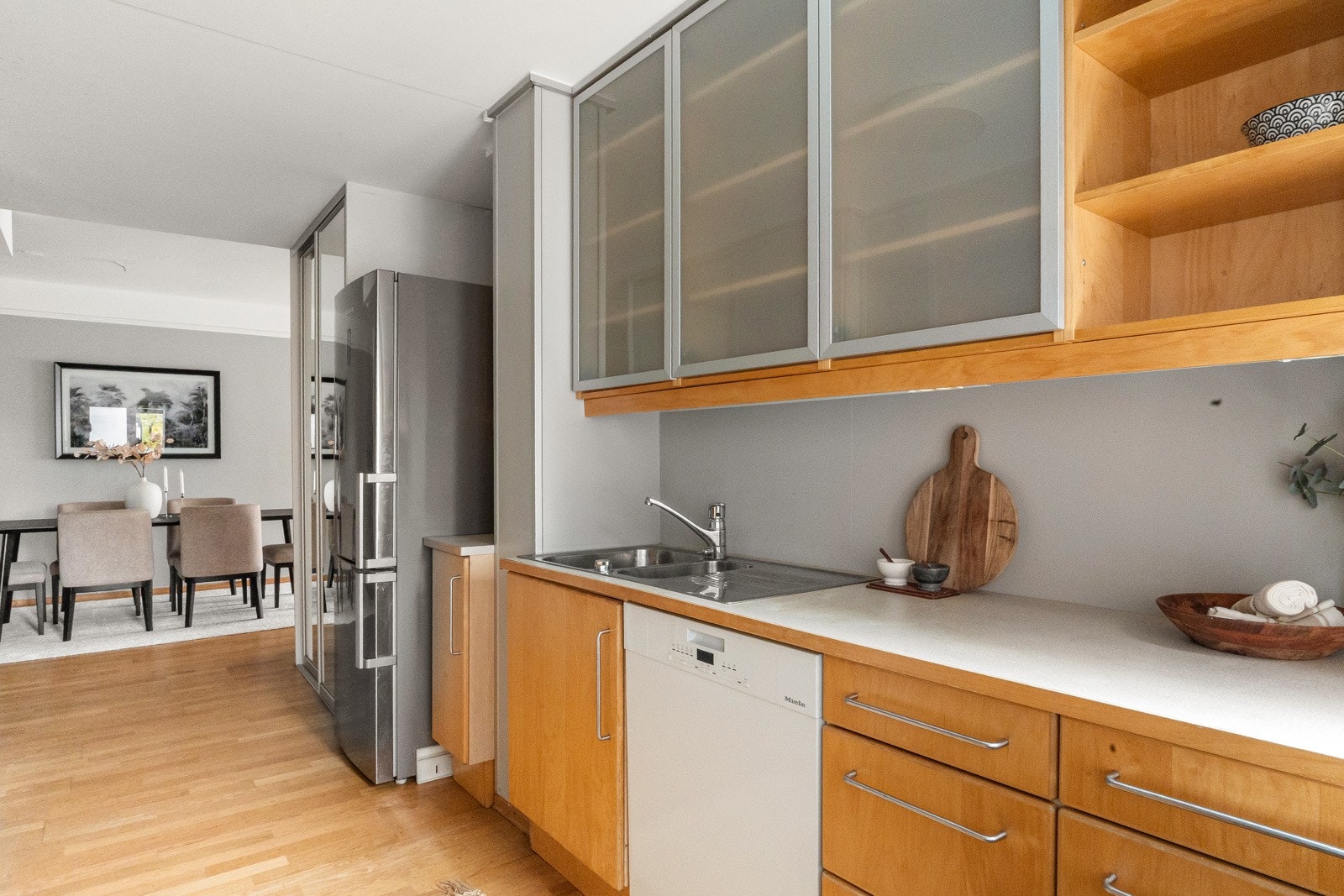 Kjøkkenet har opplegg for frittstående oppvaskmaskin, ettgreps kran, platetopp, stekeovn og frittstående kjøl/fryseskap. Galleribilde