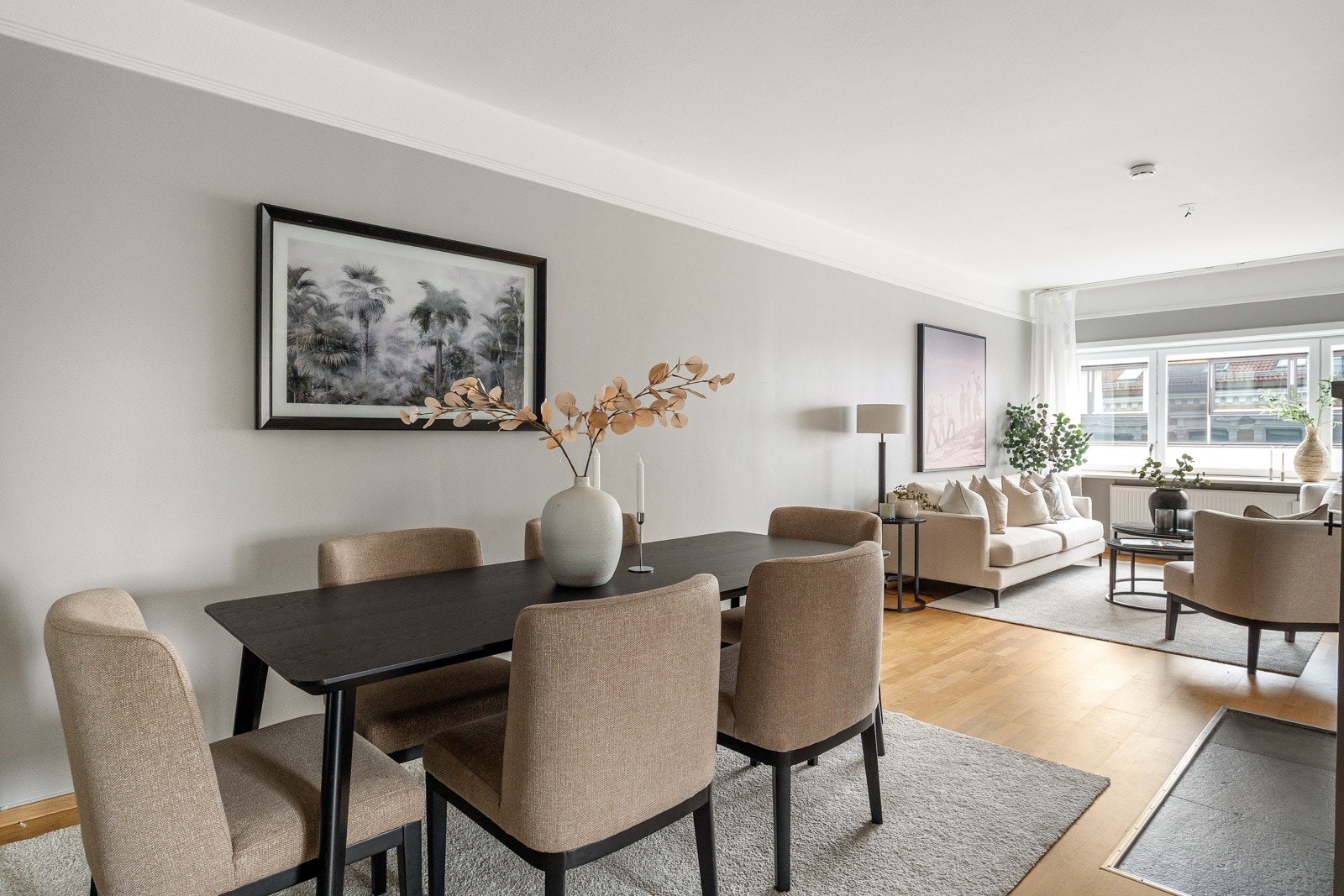 Stuen er leilighetens sosiale samlingspunkt med god plass til sofa med tilhørende møblement og spisebord med plass til flere gjester. Galleribilde