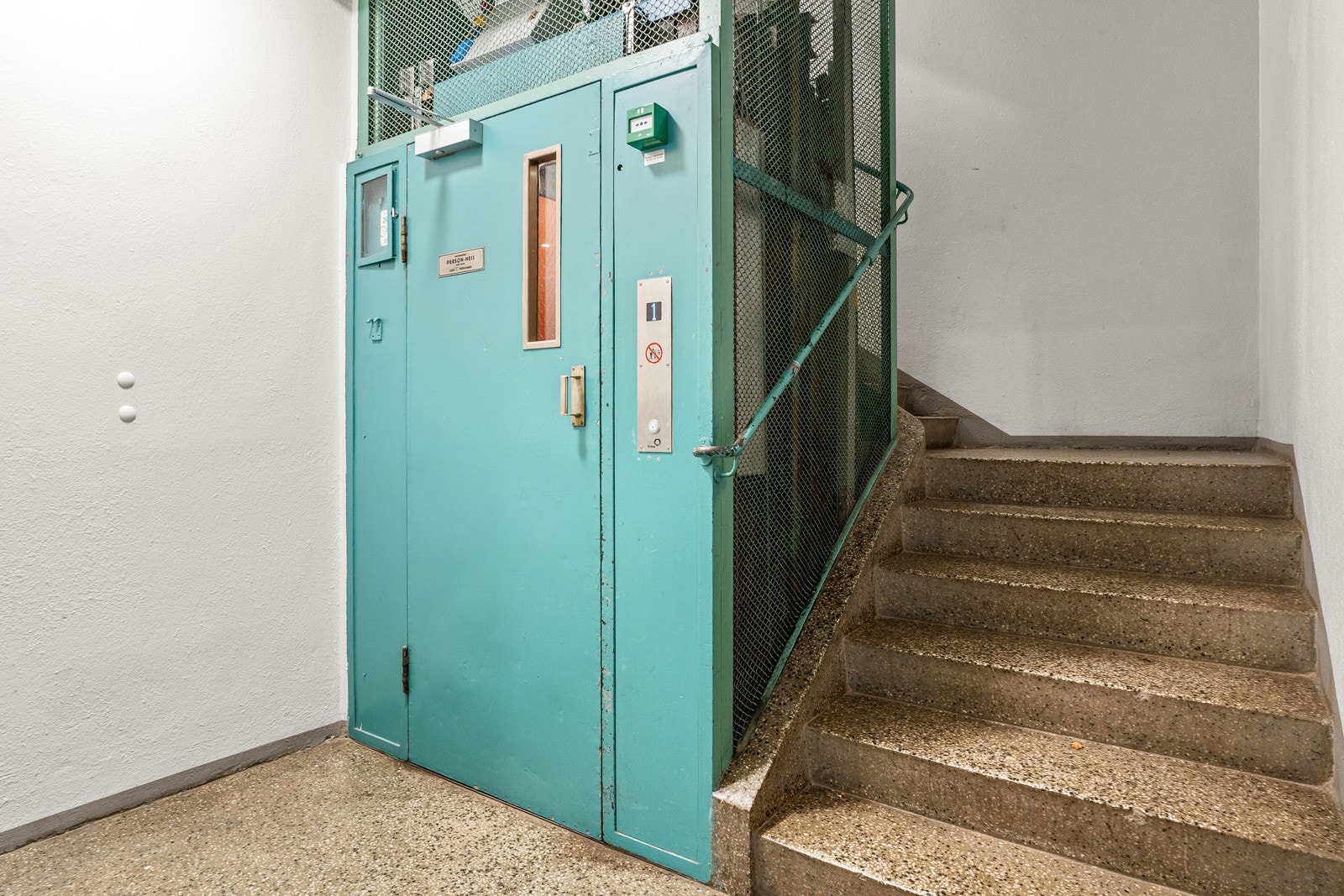 Adkomst via felles trappeoppgang og heis med callinganlegg. Galleribilde