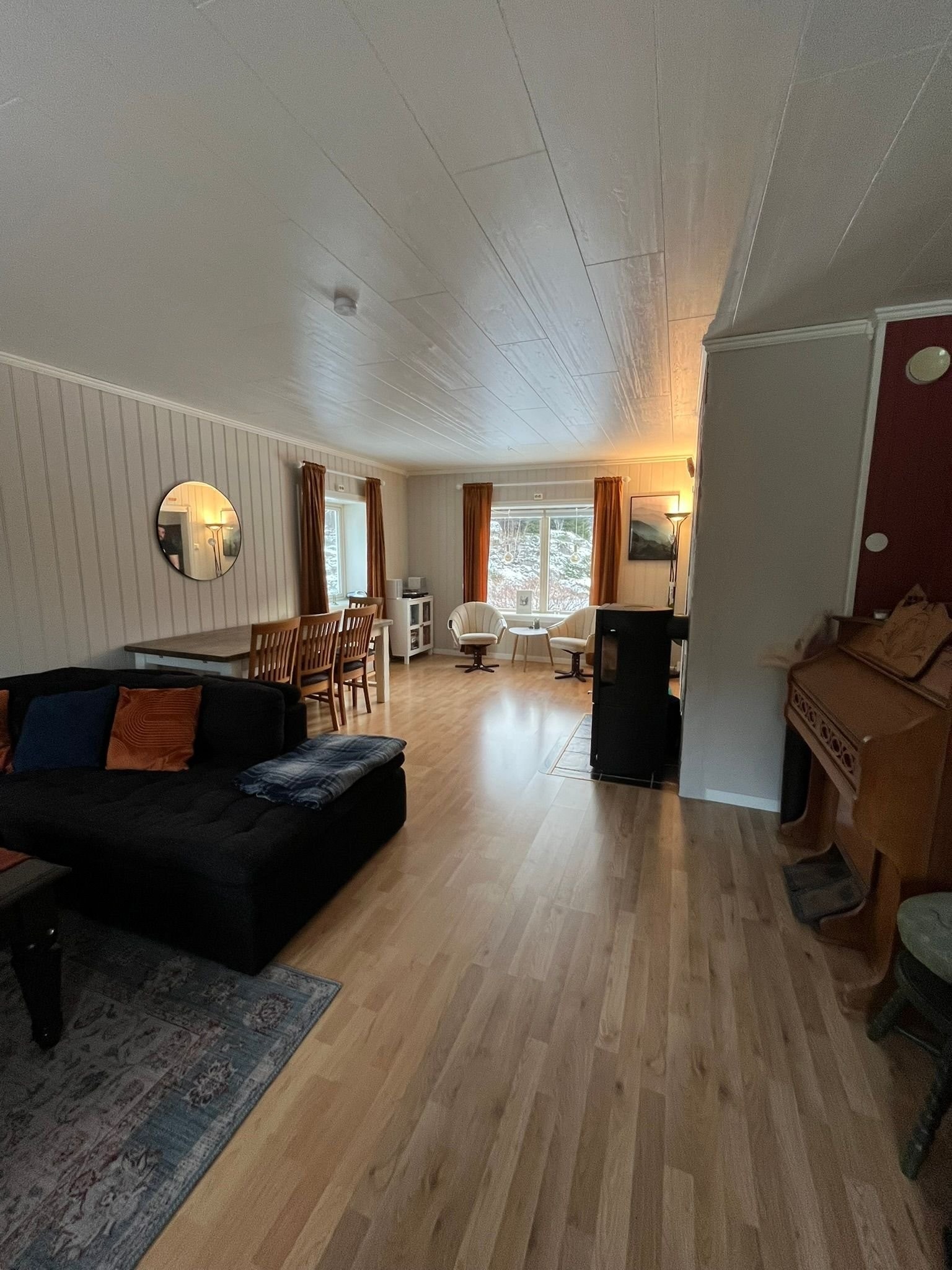 Stue, peisen gir god varme i vinterhalvåret. Varmepumpe er også installert i begge etasjer. Galleribilde