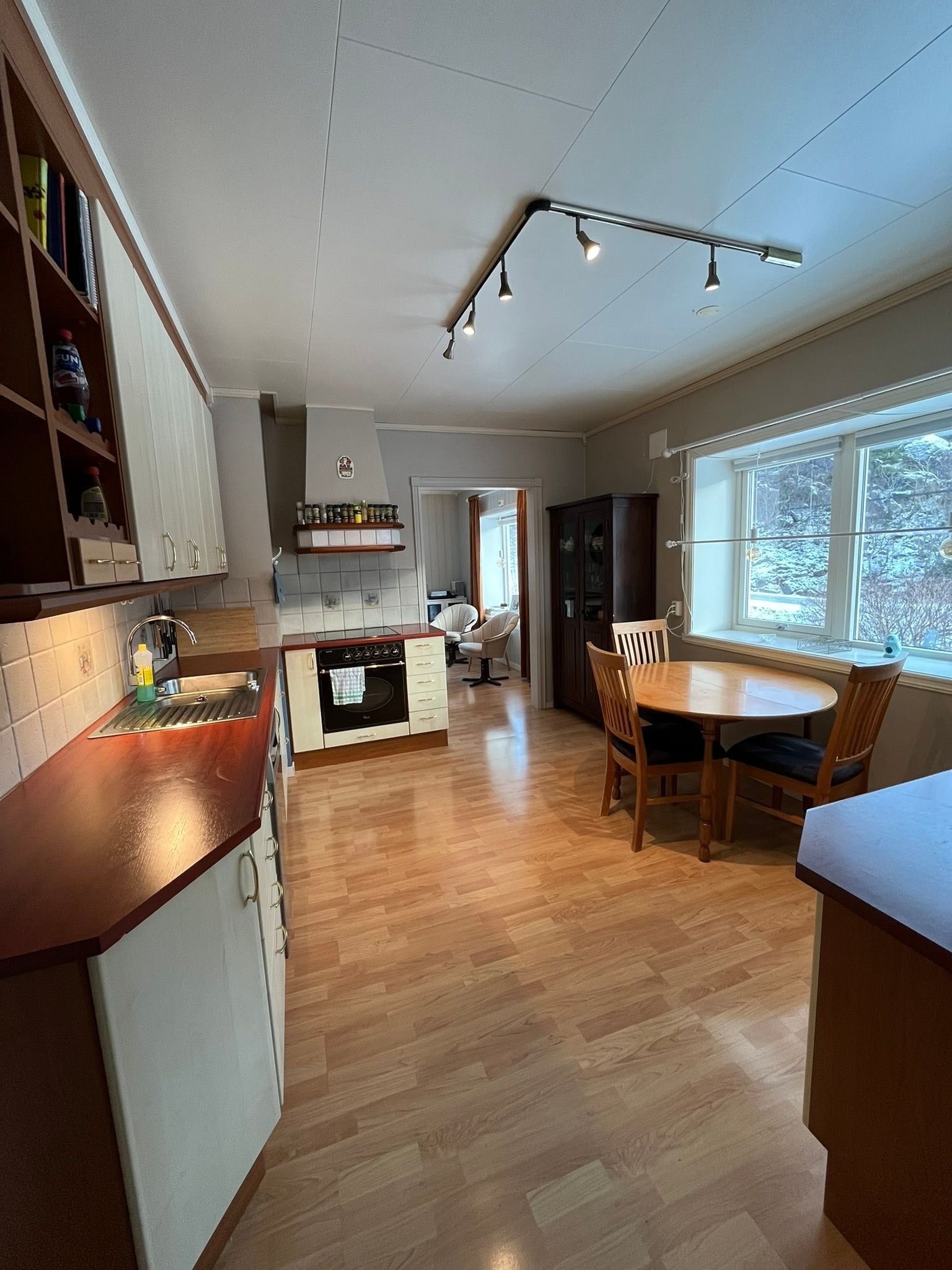 Videre inn i kjøkkenet. Store vindusflater gir godt lysinnslipp Galleribilde