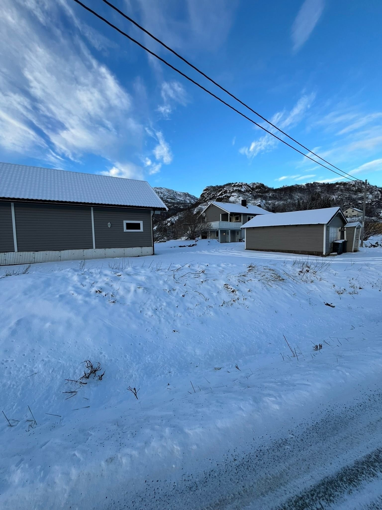 Eiendommen sett fra veien Galleribilde