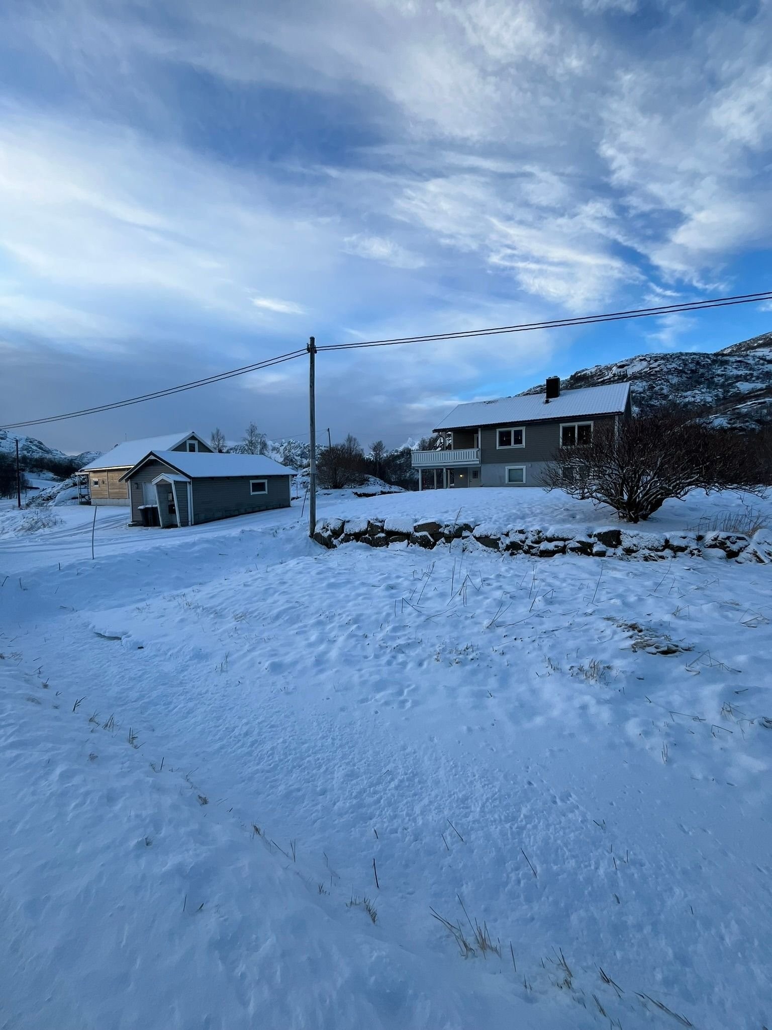 Her ses innkjøring fra vei til venstre i bildet, samt hus og begge garasjer. Galleribilde